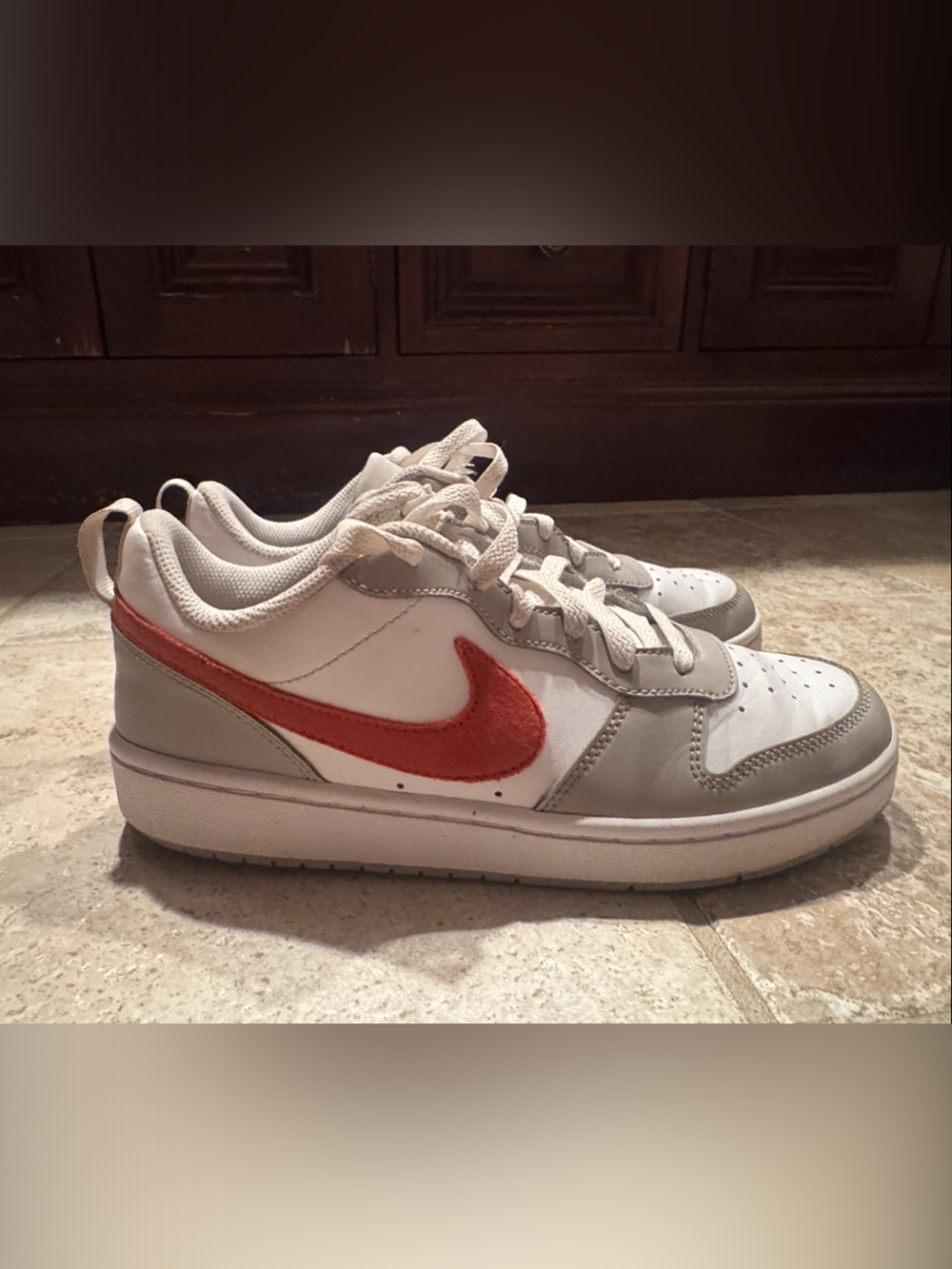 Nike Kids Low-Top Sneakers in White, Gray and Red